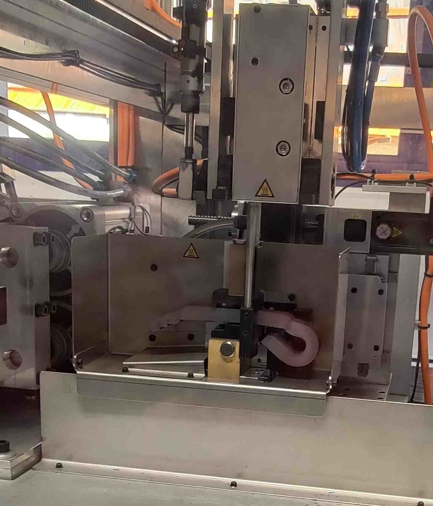 Test installation for spring characteristics measurement of KAGO rail contact clamps